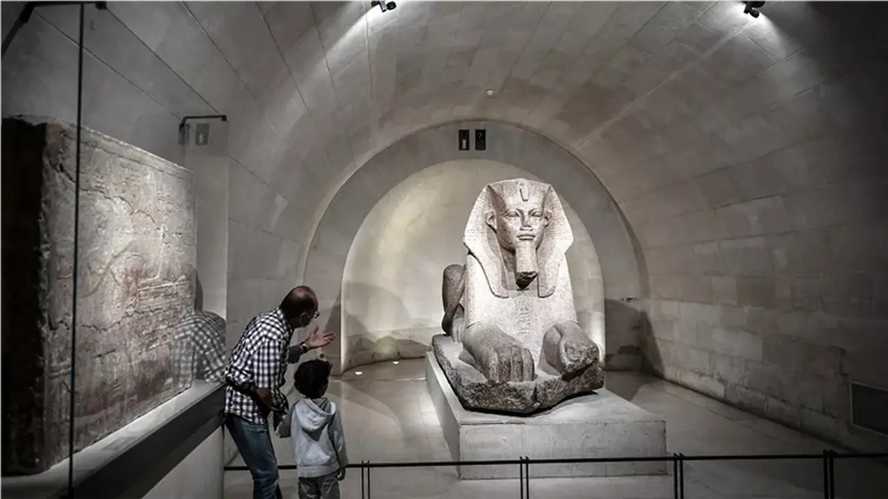 إتلاف 400 كتاب ووثيقة نادرة في متحف اللوفر بسبب تجاهل صيانة صمام مياه بمتحف المصريات